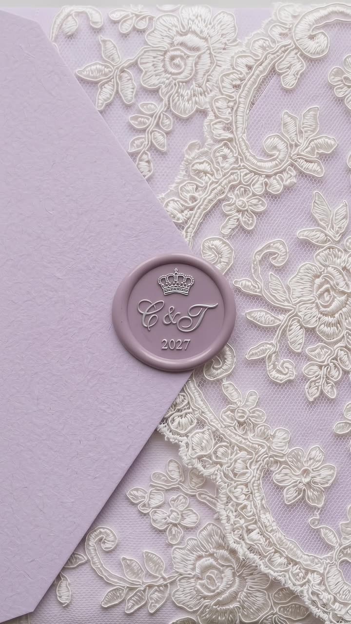 Lavande — Powdered lavender, soft silver and romantic florals